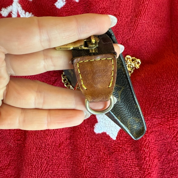 Louis Vuitton Monogram Pochette Small - Picture 8 of 10